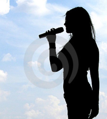 Девушка поет