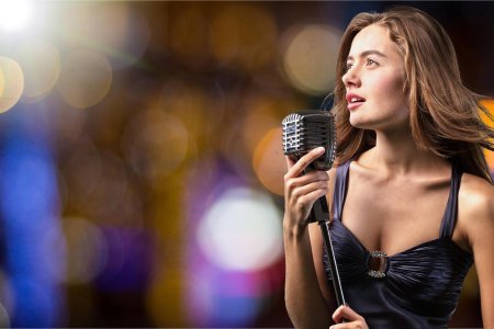 Девушка с микрофоном