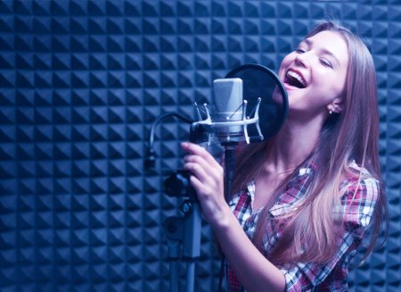 Девушка с микрофоном в студии
