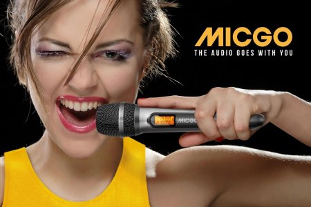 Женщина с микрофоном