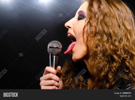 Девушка с микрофоном