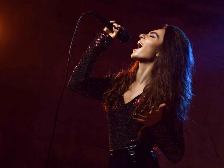 Девушка с микрофоном