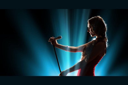 Девушка с микрофоном