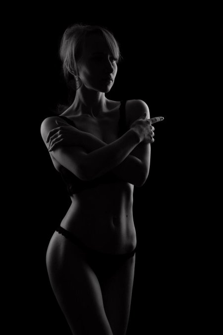 Ню фотосессия девушки в низком Ключе