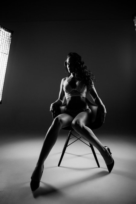 Эротическая фотосессия на стуле