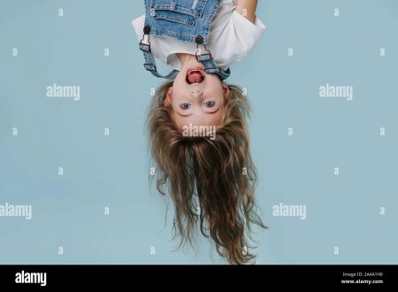 Маленькая девочка вниз головой