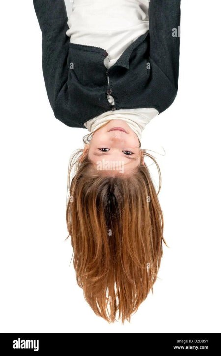 Девочка вниз головой