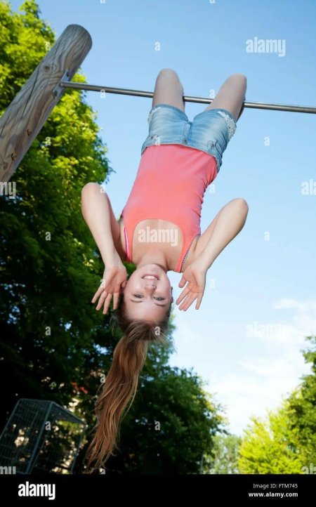 Девушка вверх ногами