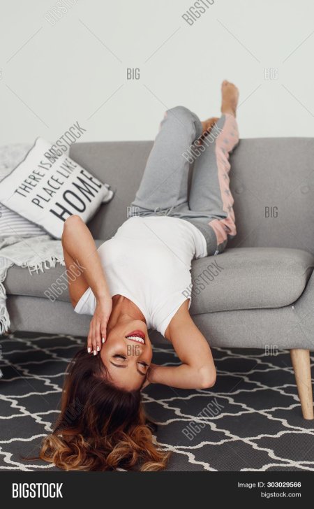 Девушка на диване вверх ногами