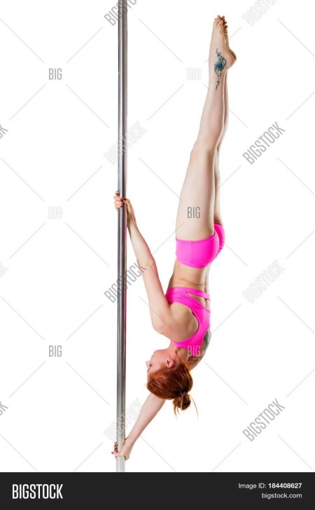 Девочка висит вниз головой