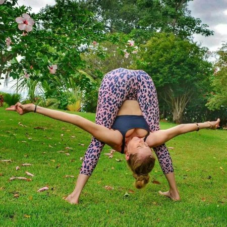 Девушка согнулась