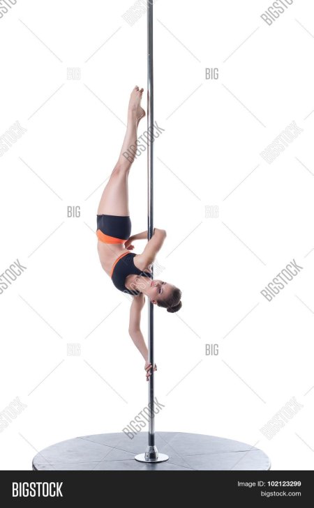 На пилоне вверх ногами