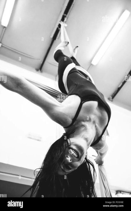 Голая висит вниз головой