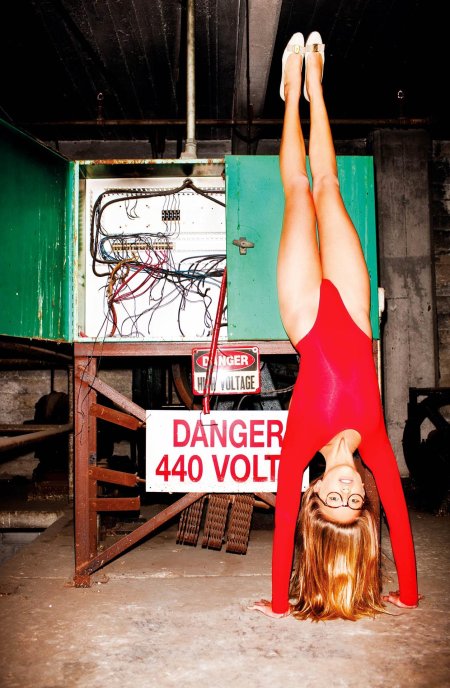 Девушка вверх ногами