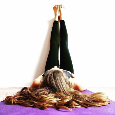 Поза вниз головой