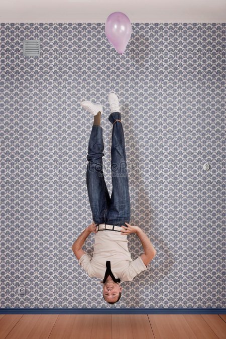 Человек вверх ногами