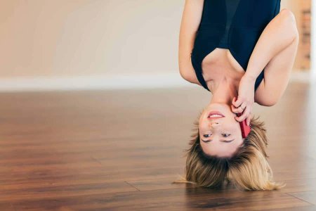 Upside down девушка