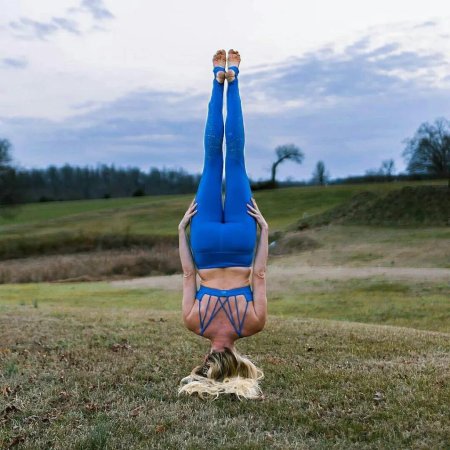 Стойка на голове йога