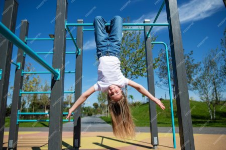 Девочка подросток наклонилась