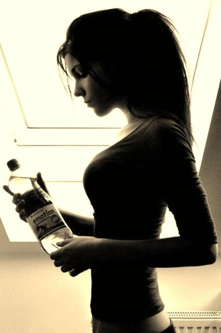 Девушка с бутылкой коньяка