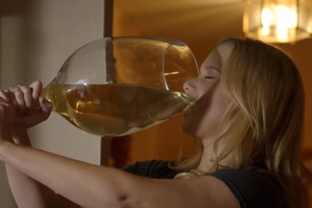 Эми Шумер бокал