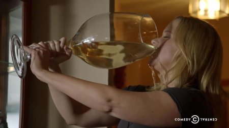 Девушка с большим бокалом