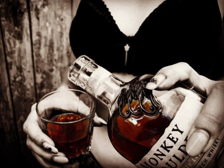 Девушка с виски