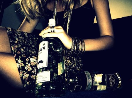 Девушка с бутылкой