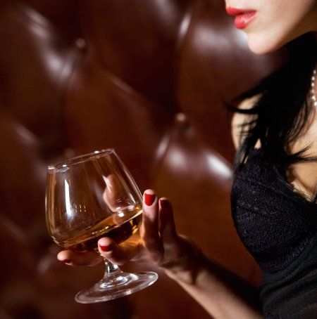 Женщина с бокалом