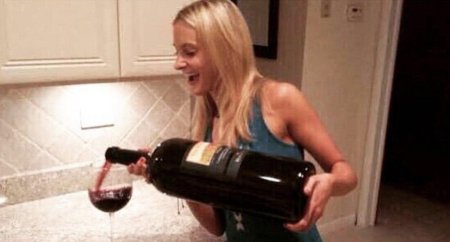 Девушка смешная с вином