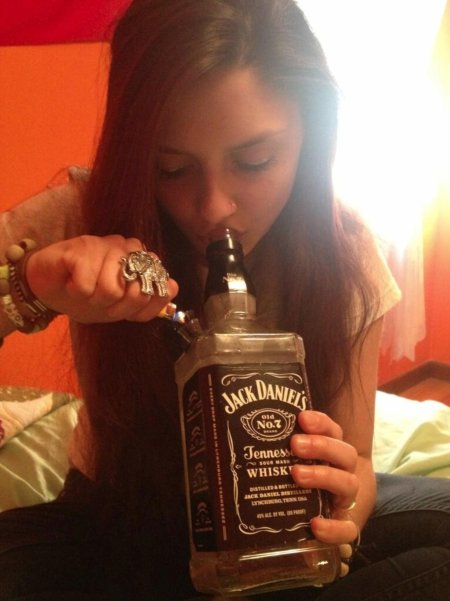 Бутылка виски в руке