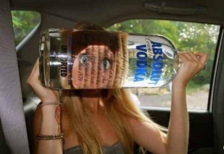 Девушка с алкоголем