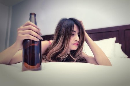 Девушка с бутылкой