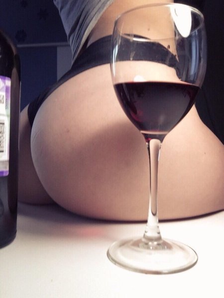 Девушка с вином