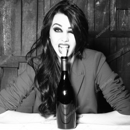 Девушка с бутылкой вина