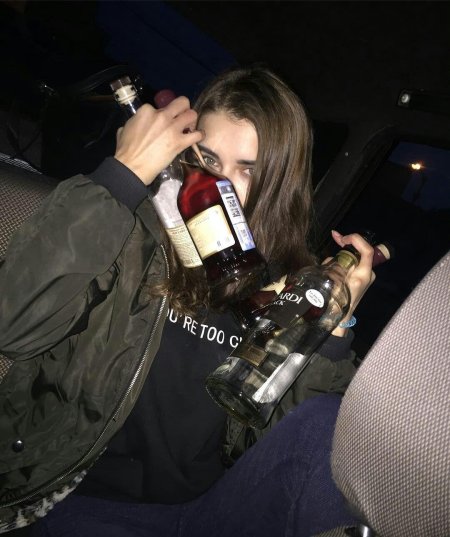 Девушка с алкоголем