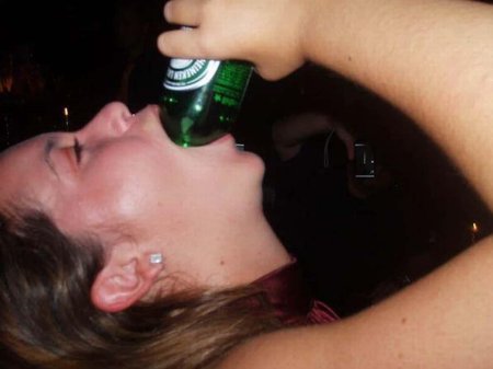 Баба с бутылкой пива