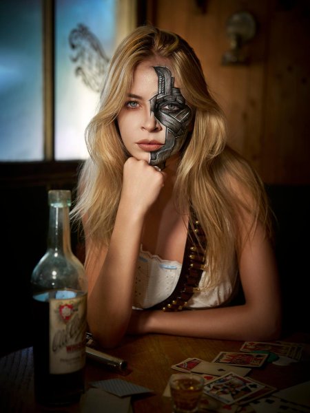 Девушка с бутылкой