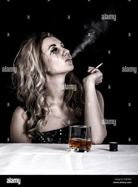 Девушка с сигаретой и вином