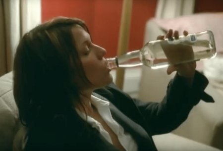 Девушка пьет гиф