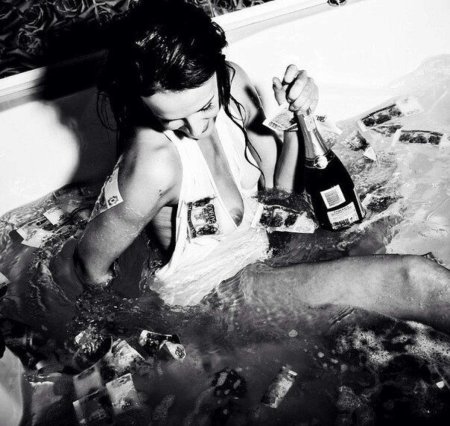 Девушка с бутылкой вина