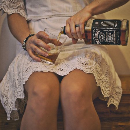 Красивая девушка с бутылкой виски