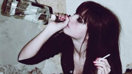 Пьющая девушка