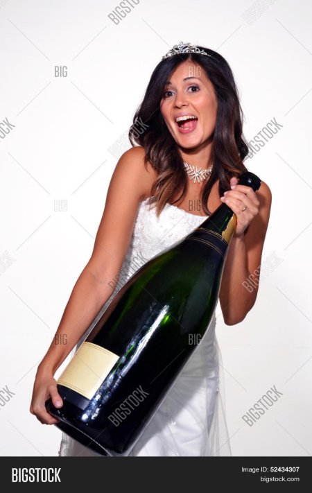 Большая бутылка шампанского