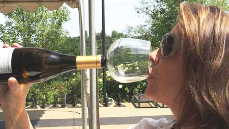 Огромный бокал вина