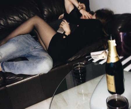 Девушка с бутылкой вина