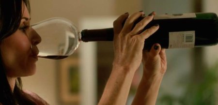 Сериал город хищниц бокал вина