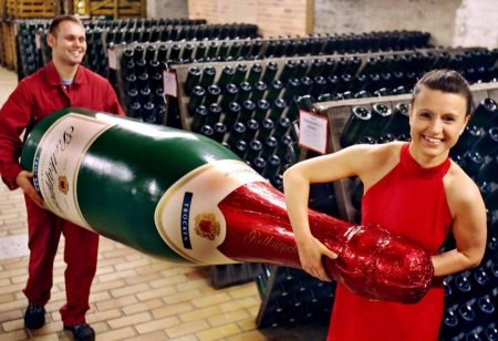 Огромная бутылка шампанского