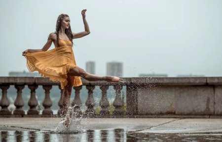 Девочка в красивом платье в луже