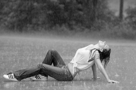 Девушка под дождем